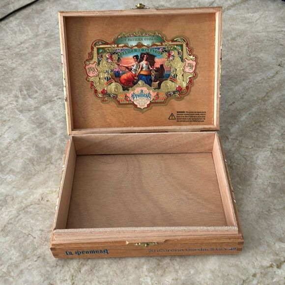 Wooden Cigar Box - Picture 3 of 5